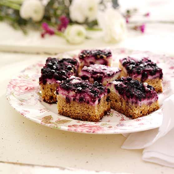 Rectangular cake with berries