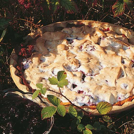 Bjørnebærpai med sitron-crème fraîche