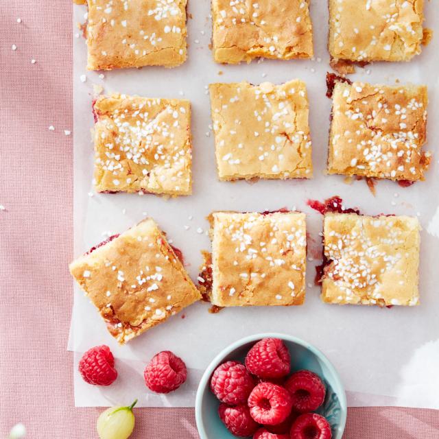 Blondies med stikkelsbærmarmelade