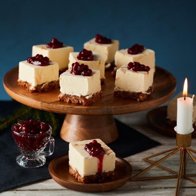 Ostekake med karamellswirl og pepperkakebunn