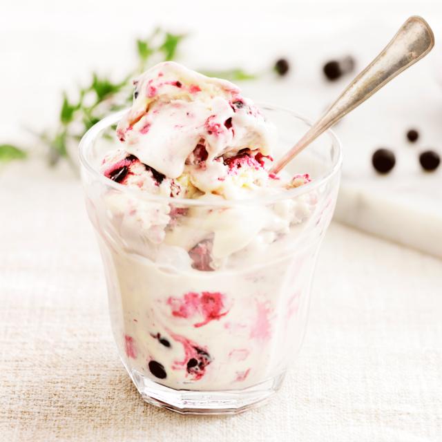 Cheesecake ice cream with blackcurrants