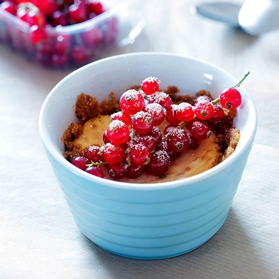 Dessertpai med friske bær eller frukt