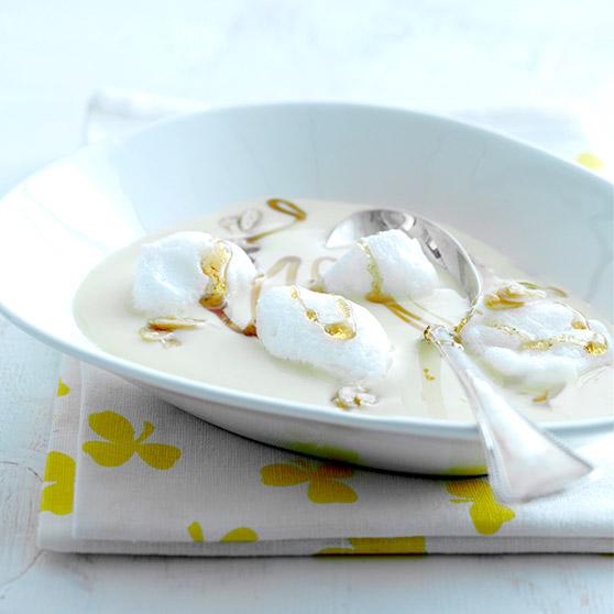 Snøegg med vaniljesaus og brente mandler