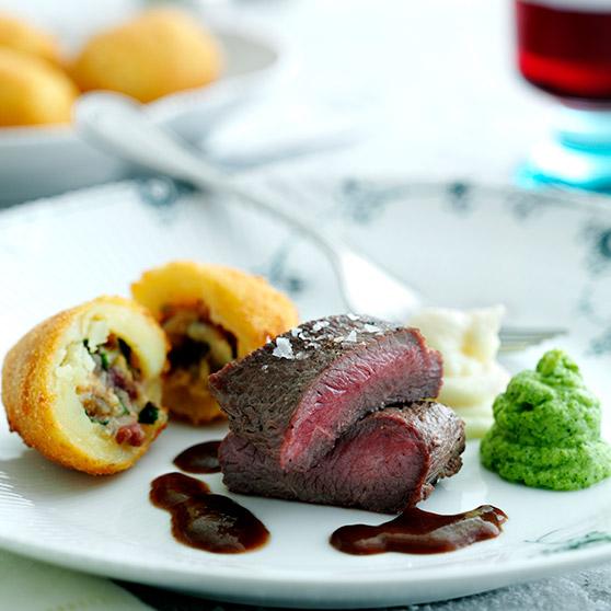 Lammefilet med blomkåls- og brokkolitopper, fylte poteter og timiansjy