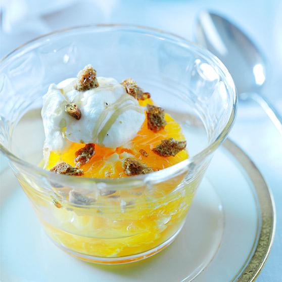 Appelsinsalat med sirupsfløte og pepperkake