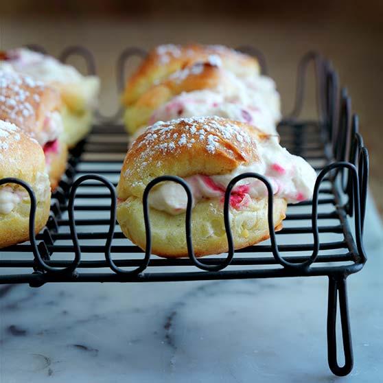 Petits choux med tyttebær i karamellkrem