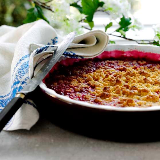 Redcurrant crumble pie