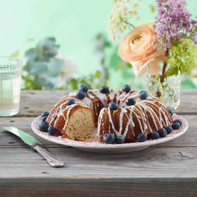 Poppyseed cake with lemon icing