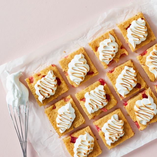 Rhubarb cake with Italian meringue