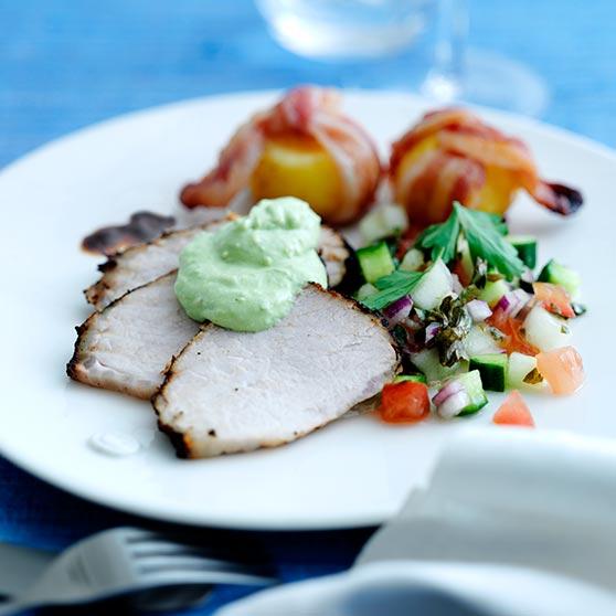 Rødvinskokt skinkefilet med tomatsalsa og avokadokrem
