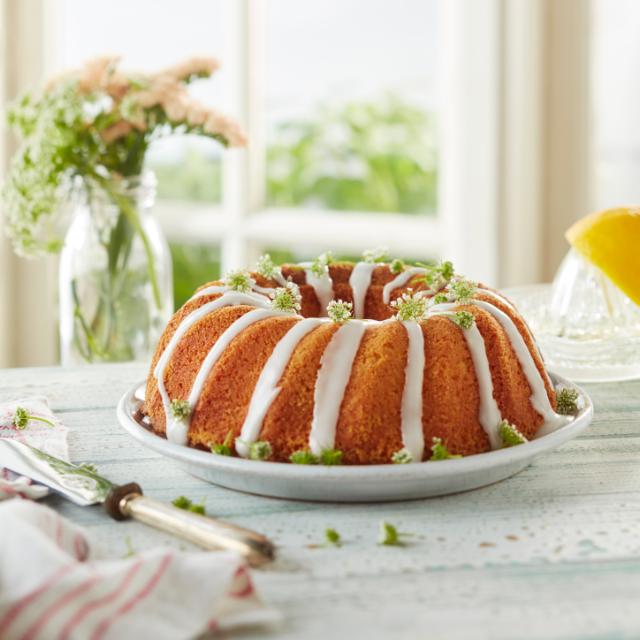 Sponge cake with elderflower icing