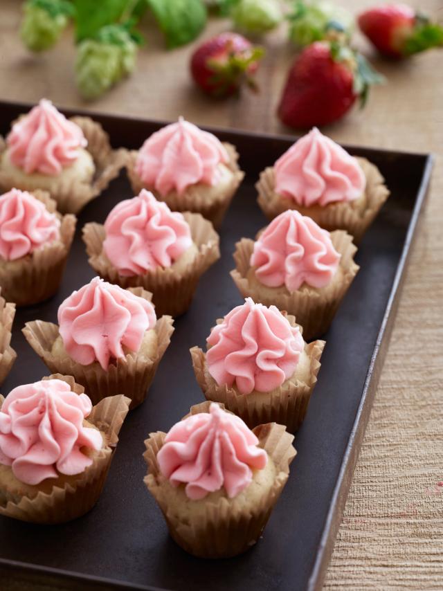 Strawberry muffins with strawberry icing