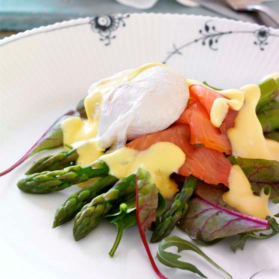 Posjert egg med asparges og laks på salatseng